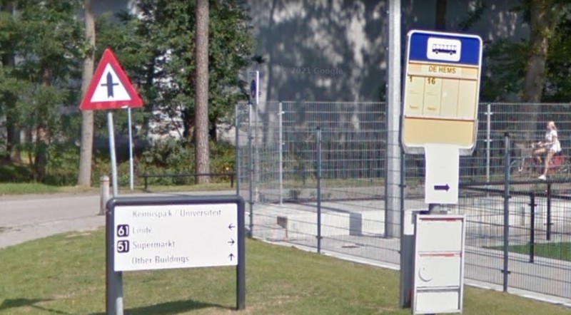 De Hems bushalte bord bij Calslaan hoek De Hems Universiteit Twente.jpg