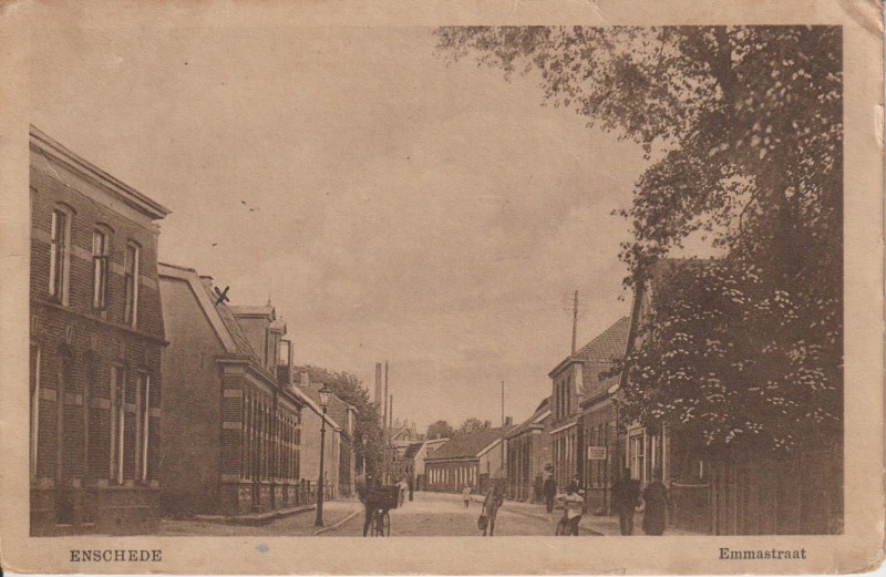 Emmastraat 190-198 links woningen bij kruisje. Rechts nr. 179 hoek Nieuwstraat. woningen 1924.jpeg