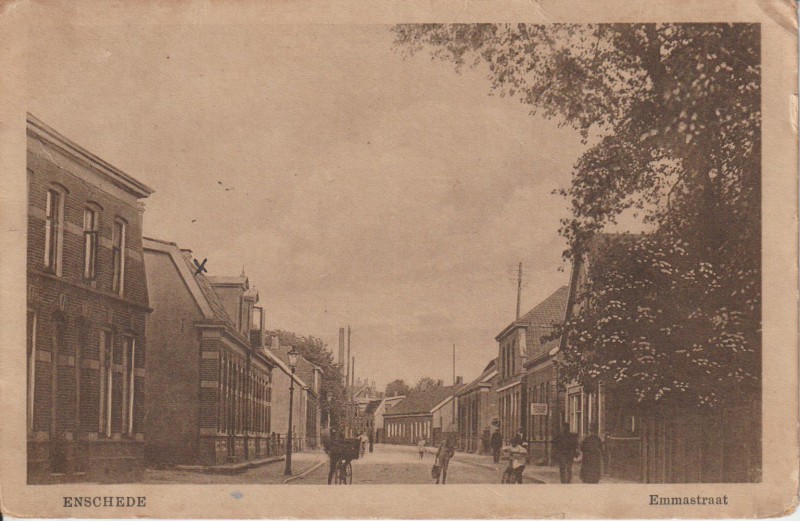 Emmastraat 190-198 links woningen bij kruisje. Rechts nr. 179 hoek Nieuwstraat. woningen 1924.jpeg