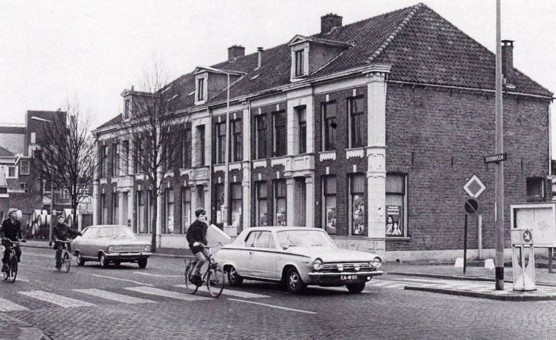 Parkweg 2-3-4 nu Stationsplein 1972 Het gedeelte links van de Piet Heinstraat.jpg