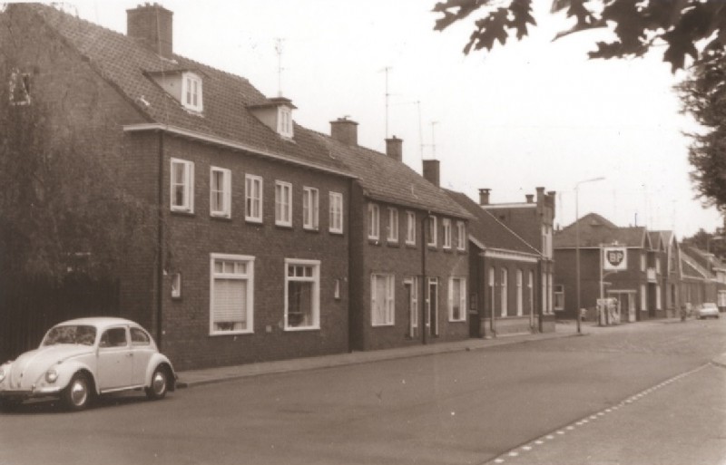 Broekheurnerweg 47 Voorzijde woningen met benzinestation B.P. 1967.jpg
