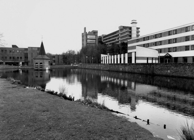 De Veldmaat Het torentje van Drienerlo in de vijver voor de Vrijhof. Rechts hotel conferentiecentrum Drienerburght en op de achtergrond gebouw Hogekamp op de Universiteit Twente.jpg