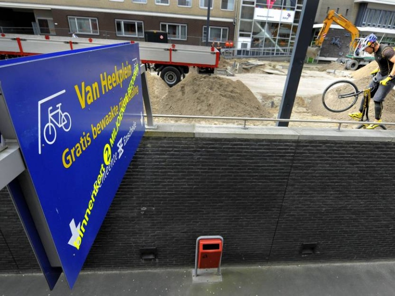 Twente Milieu neemt de fietskelders in het Enschedese centrum over van de gemeente. Foto: Toma Tudor