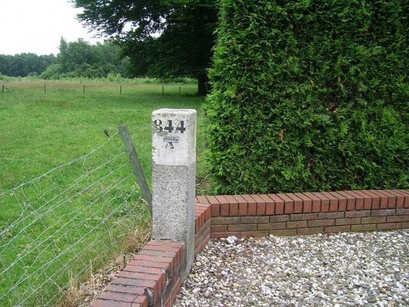 grenssteen bij overgangKnalhutte.JPG
