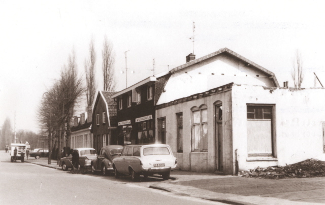 Kerkstraat 42-44-46-50 Woningen en winkel aan de oostelijke straatwand gezien in de richting van de spoorbaan 1967.jpeg