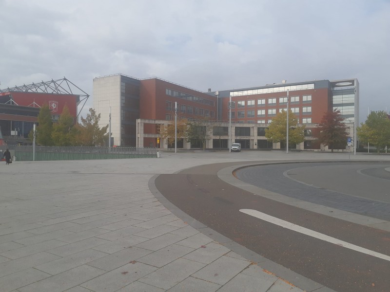 Forum vanaf rotonde Kennispark met gebouw Ministerie van Defensie ook genaamd Forum.jpg