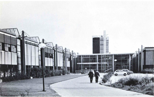 Hallenweg Campus Technische Hogeschool Twente ( T.H.T. ). Zicht op Hallencomplex 1968.jpeg