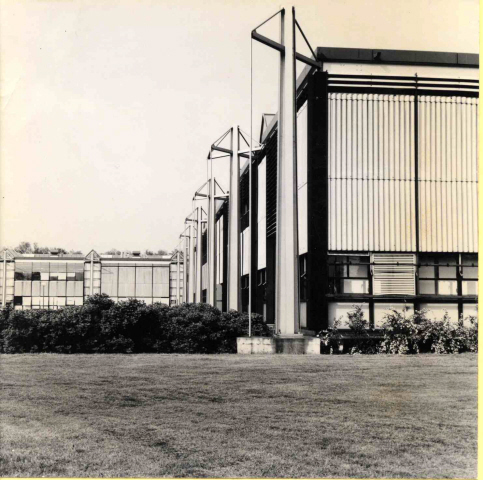 Hallenweg Zicht op werkgebouwen (Hallen) op het terrein van de Technische Hogeschool Twente (T.H.T.), Drienerlo 1970.jpeg