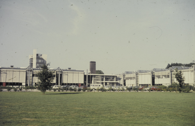 Hallenweg Hallencomplex op campus Drienerlo van Technische Hogeschool Twente (T.H.T.) jaren 70..jpeg