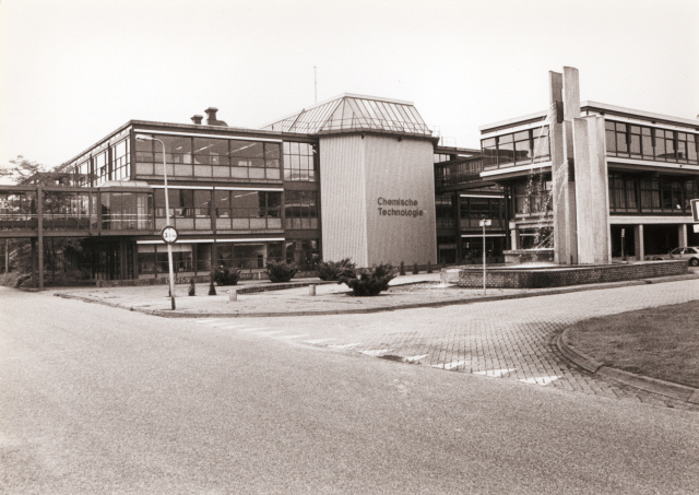 Hallenweg  gebouw van de faculteit Chemische Technologie op het terrein van de Technische Hogeschool Twente (T.H.T.). 1985.jpeg