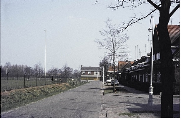Louis Bothastraat links landerijen. rechtuit de Slankweg. jaren 70.jpg