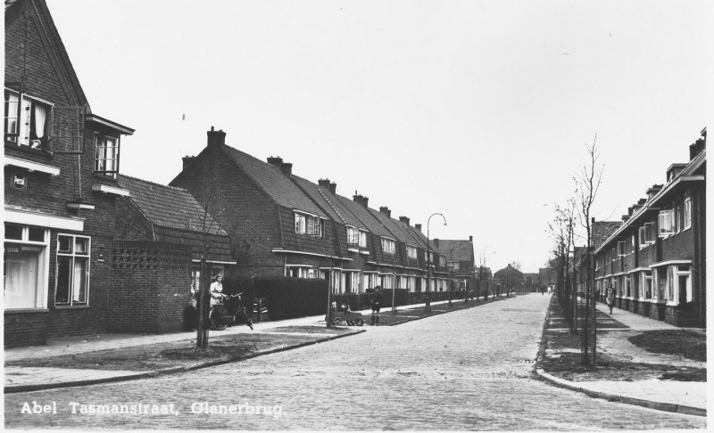 Abel Tasmanstraat 26 links en 55-63 rechts vanaf Ekersdijk Glanerbrug.jpg