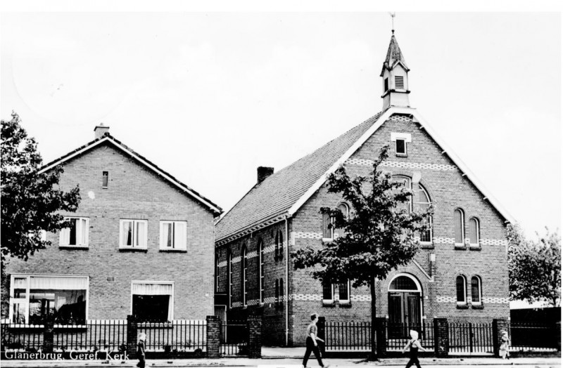 Schipholtstraat 39-41 Glanerbrug. De gereformeerde kerk en woning dominee.jpg