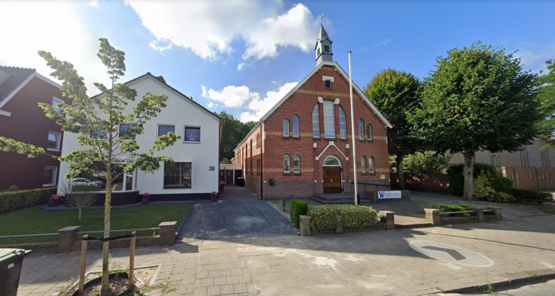 Schipholtstraat 39-41 Glanerbrug woning en Gereformeerde Kerk anno 2022.jpg
