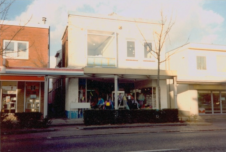 Gronausestraat 1267 vroeger Rijksweg 64 Winkel met bovenwoning.jpg