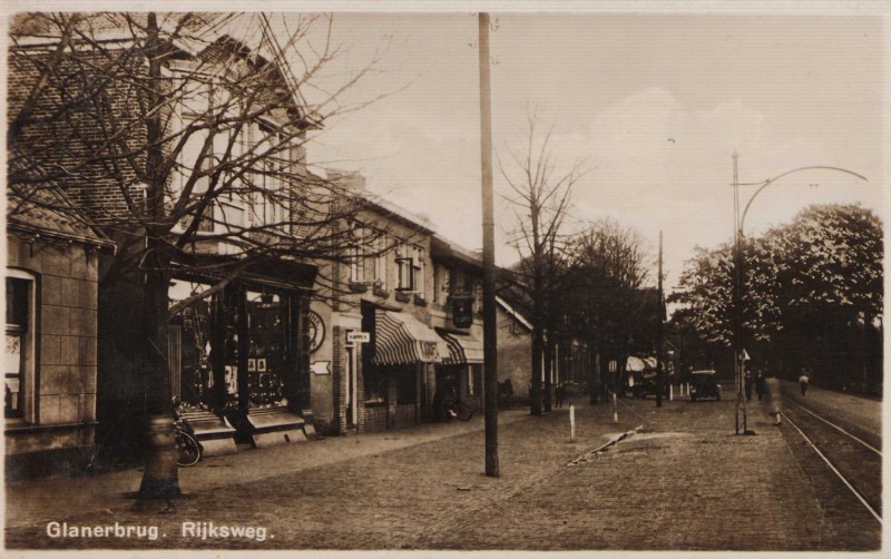 Rijksweg 64 nu Gronausestraat 1267 Glanerbrug met tramrails. links winkel Biemold 1930.jpg