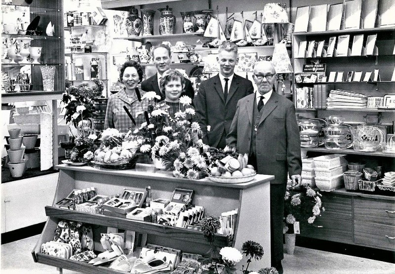 Gronausestraat 1267 Glanerbrug interieur winkel Jelle Biemold ook wel Bazar genoemd. Heropening winkel na grote verbouwing. sept. 1962.jpg