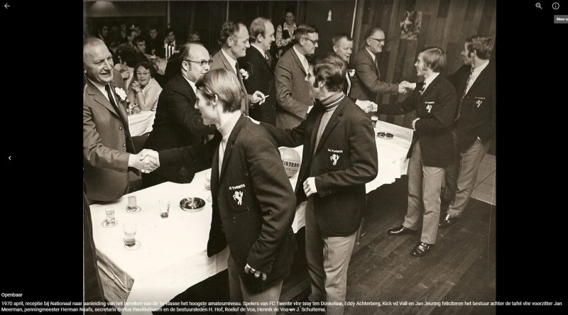 Heldersplein cafe National Spelers van FC Twente  feliciteren het bestuur van GVV Eilermark ivm  bereiken van de 1e klasse amateurs-geheel rechts J. Schuitema. april 1970.jpg