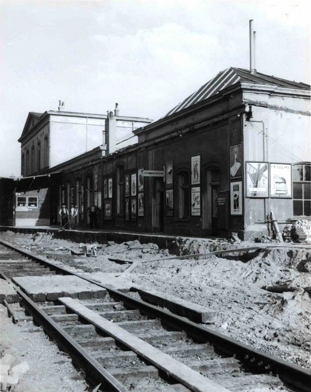 Stationsweg 9 Centraal Station SS aan de Parkweg met het kantoor van de stationschef vlak voor de afbraak 1950..jpg