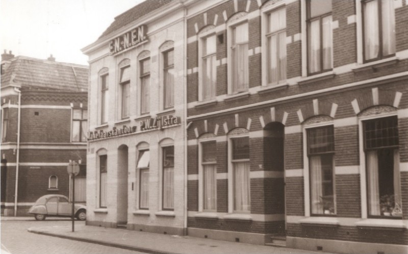 Emmastraat 119 hoek Waldeckstraat makelaarskantoor Zijlstra vroeger woonhuis W. Kan. 1967.jpg