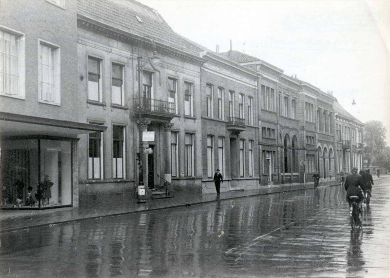 Langestraat 41-51 met o.a. Cen A, janninkshuis De Societeit later Twentsche Schouwburg mei 1943.jpg