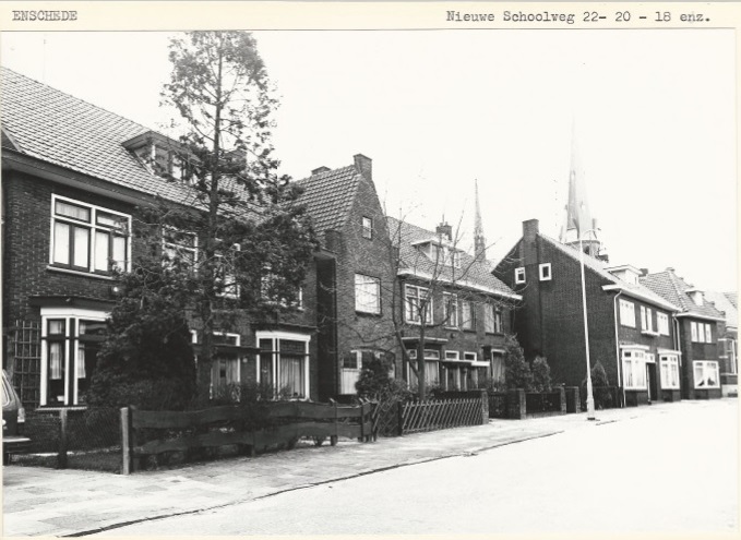 Nieuwe Schoolweg 8-22  Achter de woonhuizen de toren van de Jozefkerk 2-4-1980.jpg