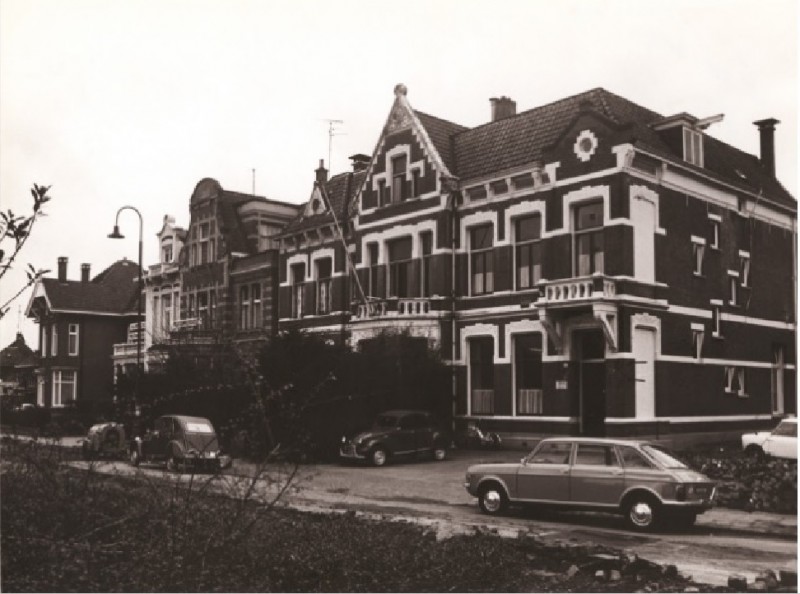 Haaksbergerstraat 60-68  villa's  Volkuniversiteit en C.O.C. 10-4-1975.jpg