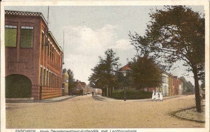 Kottendijk 1-9 Lonneker Melkfabriek en hoge huis (nr. 9) woonde later Fam. Smits. Rechts de Deurningerstraat.Op plek van de rij woningen links zijn nu kapsalon Avenue (nr. 57) woninginrichter Sonelux.jpg