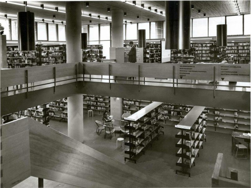 Klanderij 125 bibliotheek in de oude Klanderij.jpg