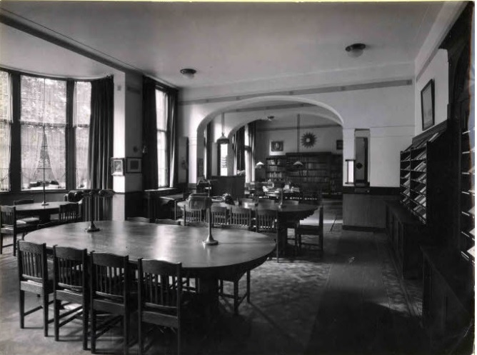 Langestraat 9 De lees- en studiezaal van de Openbare Bibliotheek in het Blijdensteinhuis. 1935.jpg