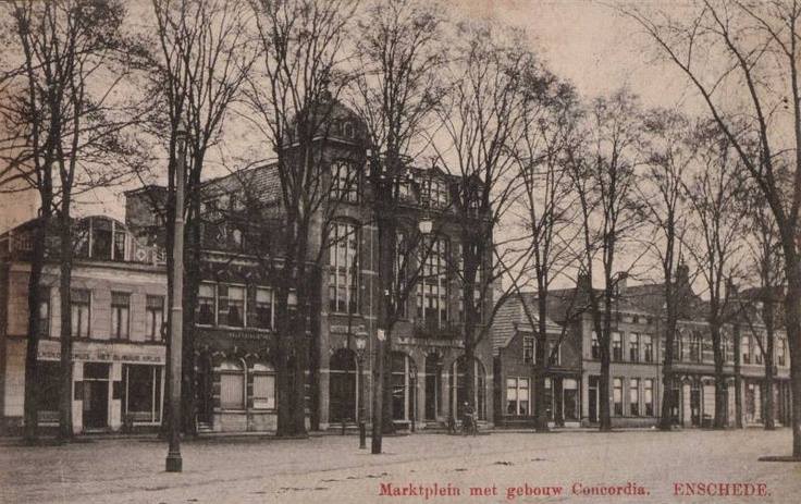 Markt 10-15 links oude Concordiapand was bibliotheek (openbare leeszaal) Markt 14. Helemaal links Het Blauwe Kruis. 1909.jpg