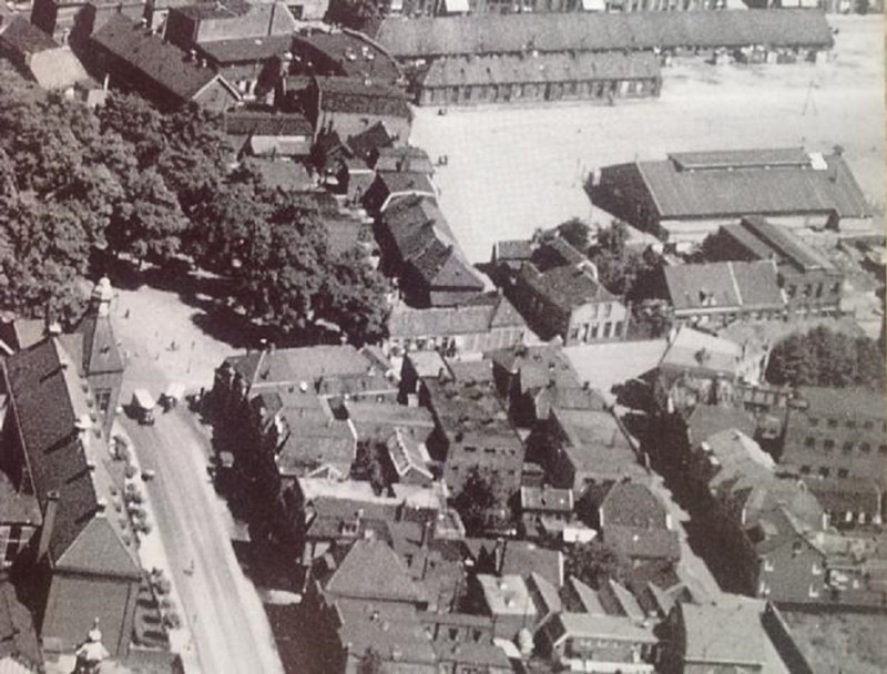 C.F. Klaarstraat 1 luchtfoto 1932 De Koningstraat liep toen nog over de Beltstraat heen.jpg