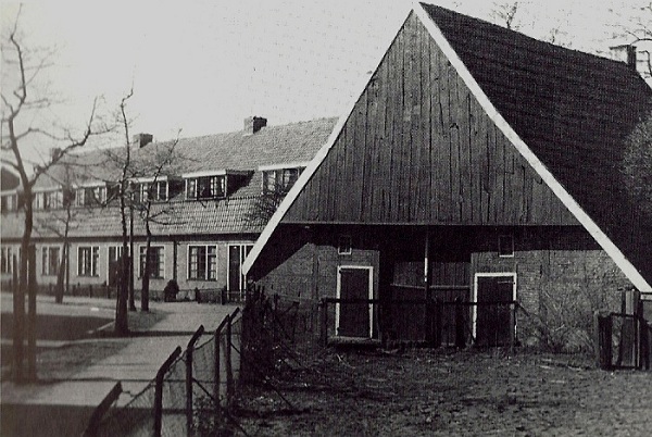 20.1 Borneostraat met boerderij.jpg