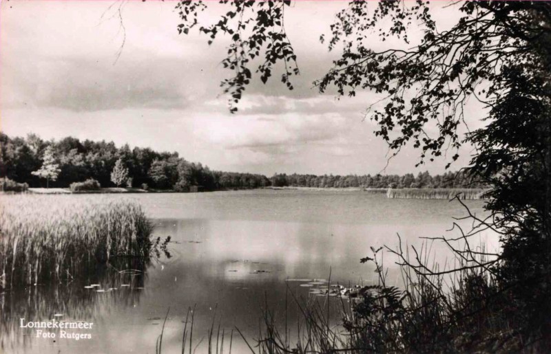 Lonnekermeerweg zicht op het Lonnekermeer. 1940.jpg