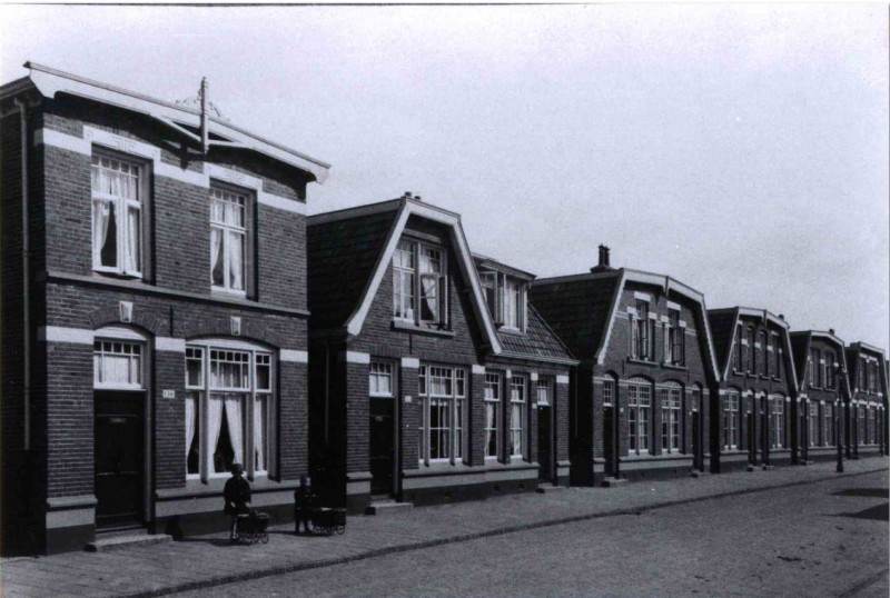 Tubantiastraat woningen uit 1910. Foto datering 1930.JPG