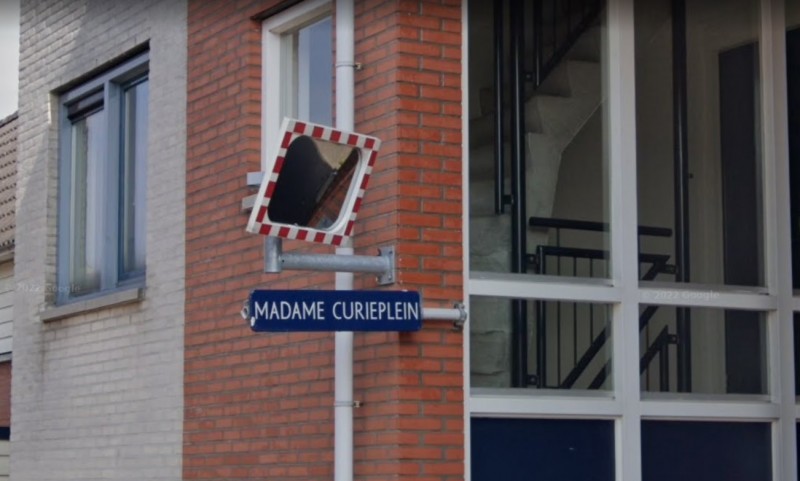 Madame Curieplein straatnaambord.jpg