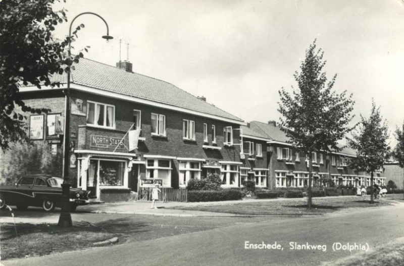 Slankweg 1 Dolphia sigarenwinkel was Van Haren, later overgenomen door Stokvis.jpg