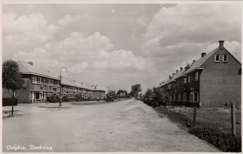 Slankweg 1-43 links vanaf de Gronausestraat aan het eind de spoorbaan 1953.jpg