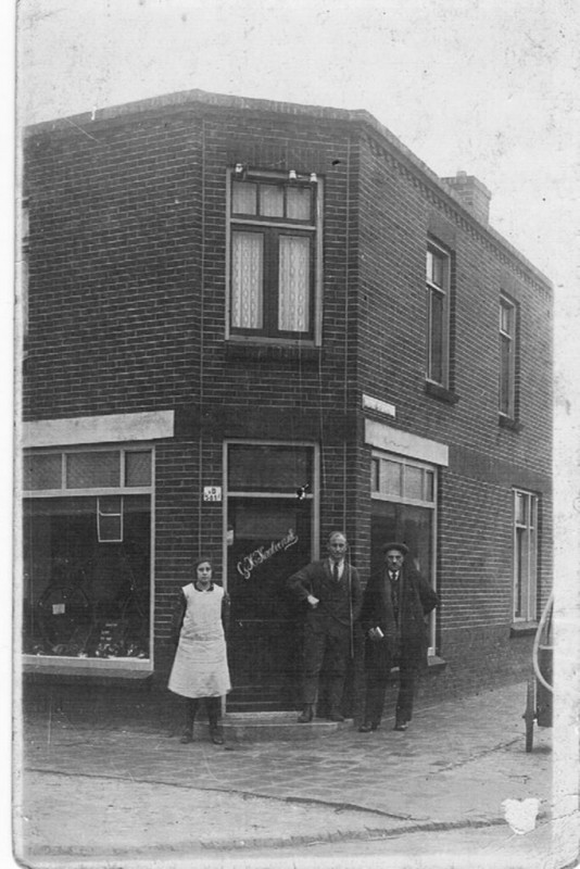 Kerkstraat 30 Glanerbrug Gerard Kaalverink voor zijn winkel.jpg