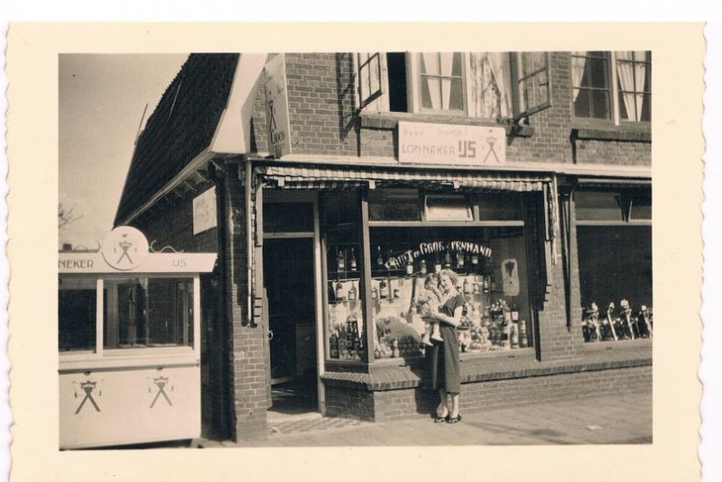 Kerkstraat 38 rechts fietsen scooter Martin Kroeze, voorheen H. Konter rijwielhandel. links 40 fruit groentezaak Smit.jpg