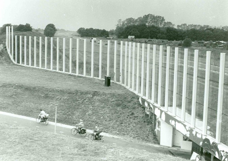 Rijksweg A35 nu N35 met brug over Helmerzijdeweg  Fietspad onder A35, richting Helmerhoek 17-9-1997.jpg