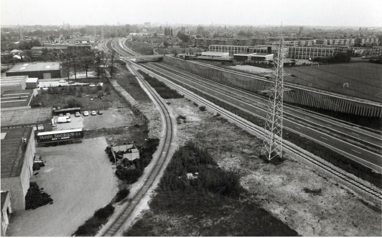 Rijksweg N18 Westerval Richting Volksparksingel, rechts Ichtuscollege 1977.jpg