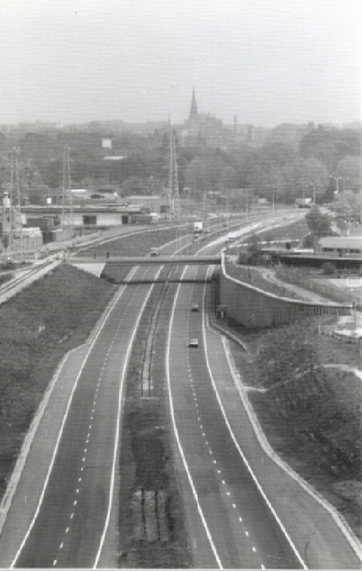 Rijksweg N18  Westerval T.h.v. viaduct Rembrandtlaan, richting Volksparksingel 1977.jpg