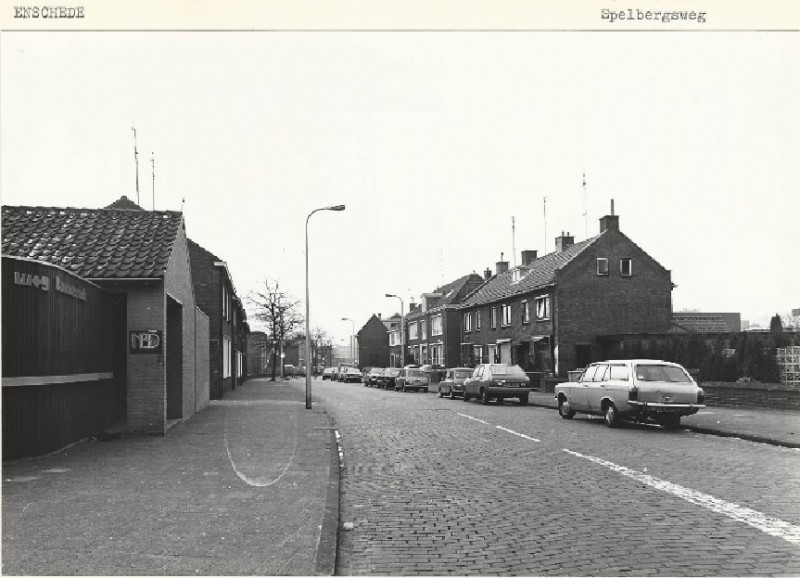 Spelbergsweg 44 Richting van de Kuipersdijk met links Dansschool Lammerink 18-3-1980.jpg