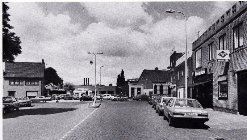 Spelbergsweg 1-3 Met zicht op de Kuipersdijk en verkooplokaal Peddie. Rechts foto van Ulzen 1986.jpg
