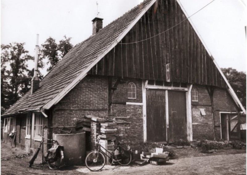 Gronausestraat 453  boerderij is 1875. Hoofdbewoner is H.G. Stokhorst. Ten tijde van de foto is er ook een handel in bloemen gevestigd 19-6-1965..jpg