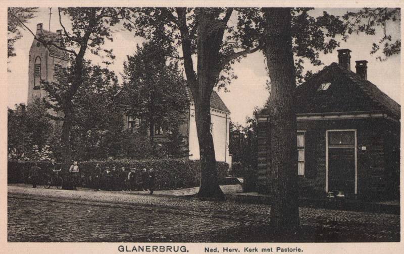 Tolstraat 1-3 Glanerbrug Ned. Herv. Kerk met Pastorie geheel rechts tolhuisje..jpg