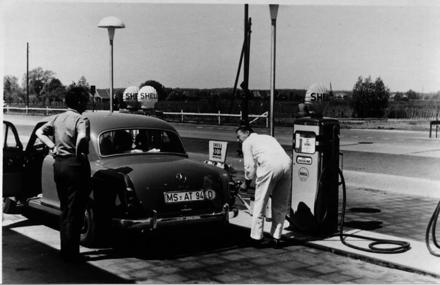 Gronausestraat 1000 tankstation Shell Harm de Leeuw vanaf 1957  Theo Meijer en Hennie Wilmink tot 1974 exploitanten. In 1974 neemt Herman ten Thij de zaak over..jpg