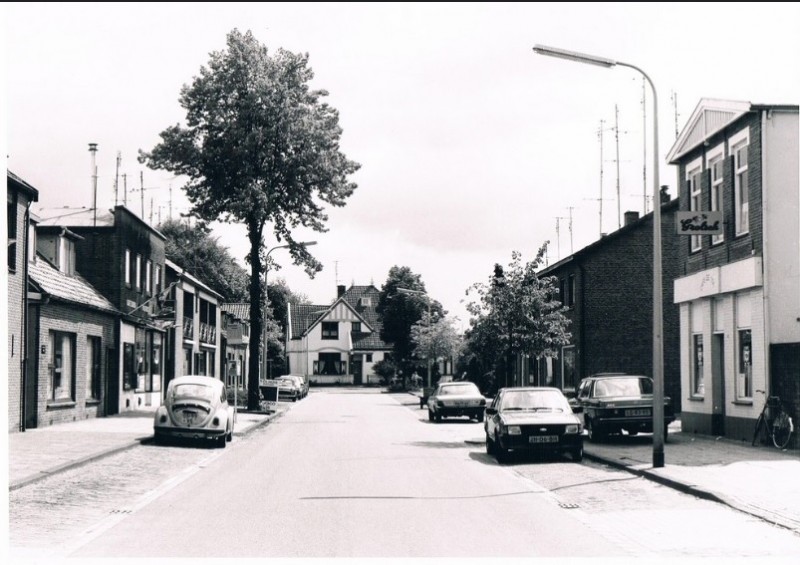 Tolstraat 24 cafe De Tol 1975.jpg