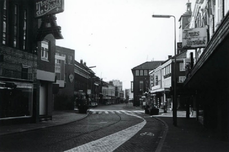 Langestraat 8 rechts Frans Lurvink Vanaf De Klomp t.h.v. Magasin de Paris richting van Loenshof 1978.jpg